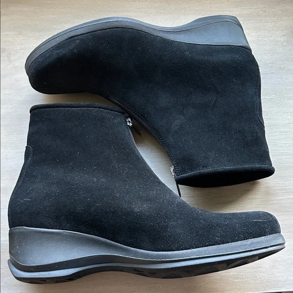 La Canadienne Shiane Black Suede Boots - Picture 3 of 13